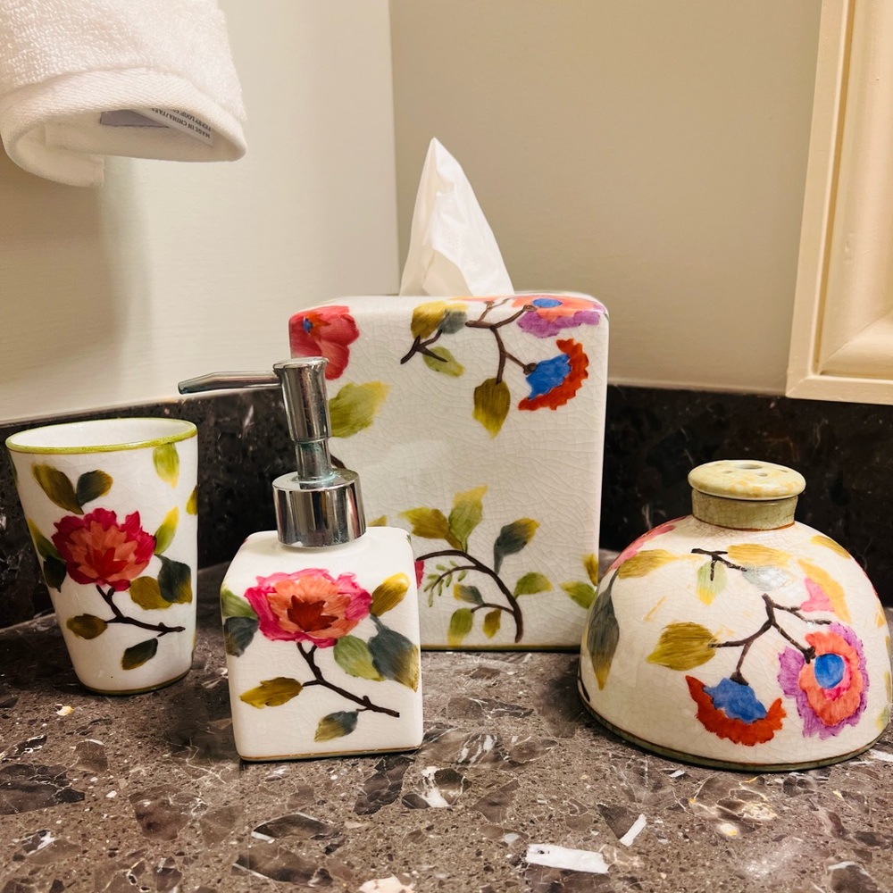 Hand-painted Chines Porcelain Bathroom Accessories.